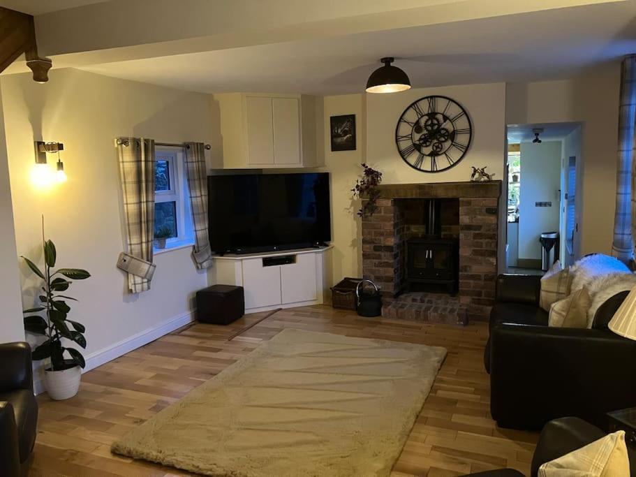 Woodbine Cottage-Part Of Alton Cottages Extérieur photo